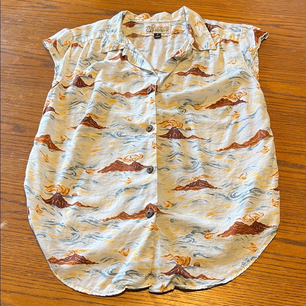 Patagonia Erupting Volcano and Wave Pattern Button-Up Shirt with Collar size 10